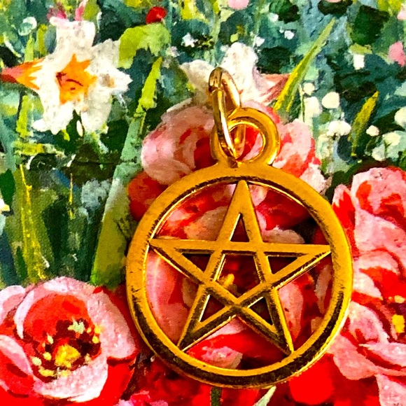 5/$10❤️❤️❤️NEW BRASS Pentagram CHARM - Picture 1 of 2